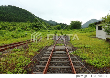 JR津軽線の終着駅 三厩駅の車止め方面の景色(青森県外ヶ浜町) JR津軽線の終着駅 三厩駅の車止め方面の景色(青森県外ヶ浜町) 128140025