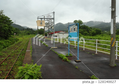 JR津軽線の終着駅 運休中で雑草が目立つ三厩駅のホーム（青森県外ヶ浜町） 128140027