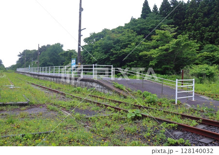 JR津軽線の終着駅 運休中で雑草が目立つ三厩駅のホーム(蟹田方面の風景) JR津軽線の終着駅 運休中で雑草が目立つ三厩駅のホーム(蟹田方面の風景) 128140032