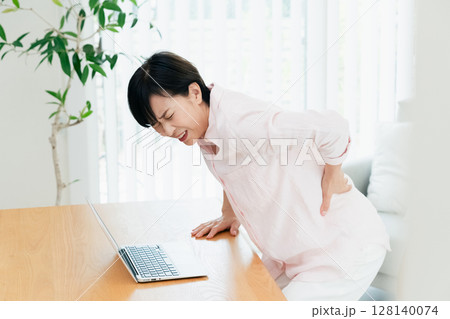 腰が痛い中高年女性 128140074