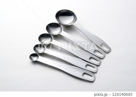 料理に使うステンレス製の調味料用計量スプーン 料理に使うステンレス製の調味料用計量スプーン 128140085