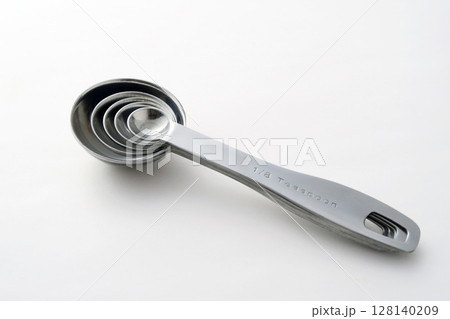 料理に使うステンレス製の調味料用計量スプーン 128140209