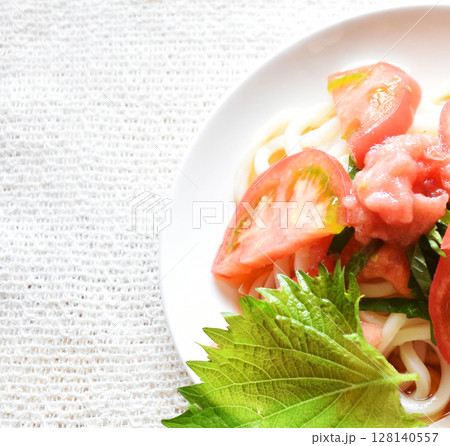 冷凍すりおろしトマトをかけた冷たい栄養たっぷりうどん 128140557