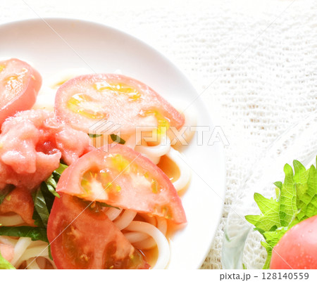 冷凍すりおろしトマトをかけた冷たい栄養たっぷりうどん 128140559