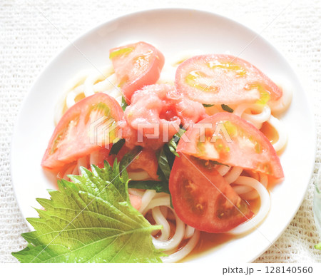 冷凍すりおろしトマトをかけた冷たい栄養たっぷりうどん 128140560