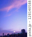 夕暮れの球場前にて 128140588