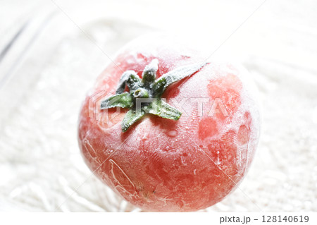 冷凍トマトのクローズアップ 暑い季節にすりおろしてお料理に 冷凍トマトのクローズアップ 暑い季節にすりおろしてお料理に 128140619