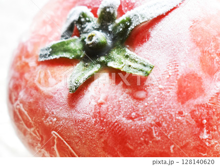 冷凍トマトのクローズアップ 暑い季節にすりおろしてお料理に 冷凍トマトのクローズアップ 暑い季節にすりおろしてお料理に 128140620