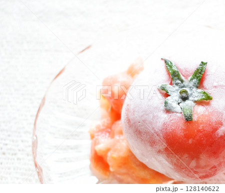 冷凍すりおろしトマトのクローズアップ 暑い季節にすりおろしてお料理に 冷凍すりおろしトマトのクローズアップ 暑い季節にすりおろしてお料理に 128140622