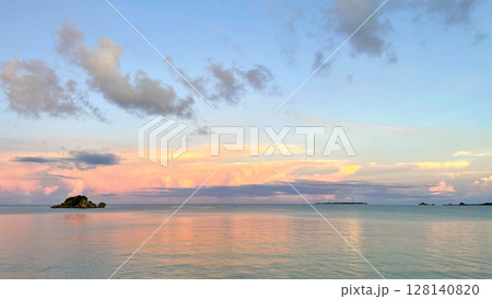 幻想的な南国のサンセット、静かな海と夕暮れ空の絶景、水平線と雲のグラデーション 沖縄平安座島 幻想的な南国のサンセット、静かな海と夕暮れ空の絶景、水平線と雲のグラデーション 沖縄平安座島 128140820