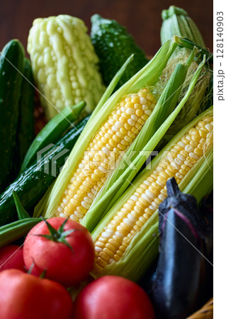 ざるに盛った夏野菜 128140903