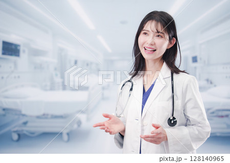 病院で患者に笑顔で説明をする女性ドクター 病院で患者に笑顔で説明をする女性ドクター 128140965