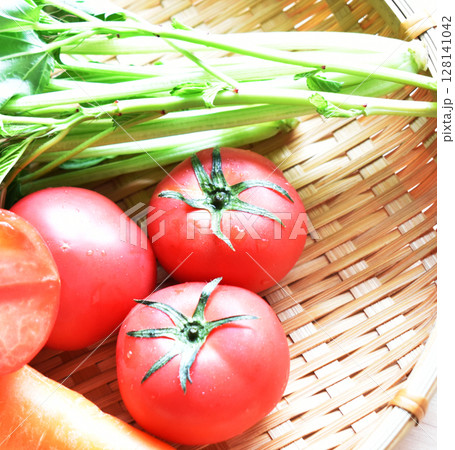ざるに盛ったフルーツトマト ほうれん草のクローズアップ ざるに盛ったフルーツトマト ほうれん草のクローズアップ 128141042
