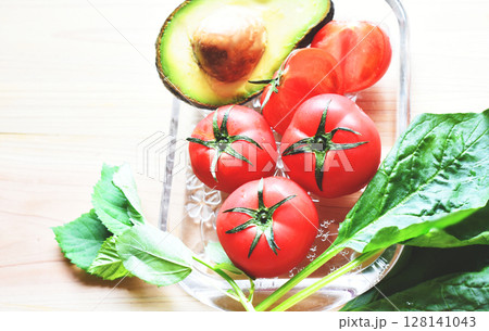 フルーツトマト　モロヘイヤ　アボガド　ほうれん草など夏野菜の盛り合わせ 128141043