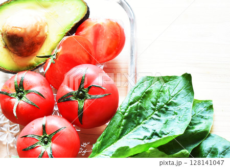 フルーツトマトとほうれん草とアボガドのクローズアップ　美肌　腸活にもお役立ち 128141047