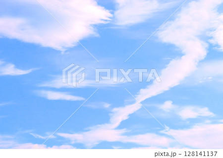 青空と白い雲・背景素材 128141137