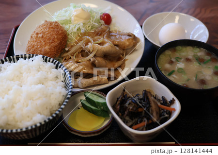 生姜焼きやコロッケが乗った定食 128141444