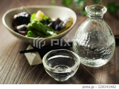 日本酒と茄子の揚げびたし 128141482