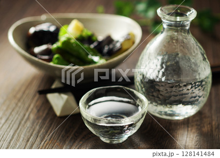 日本酒と茄子の揚げびたし 128141484