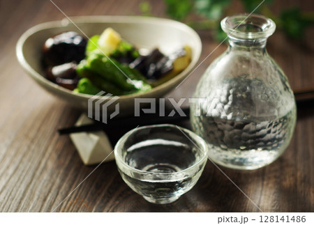 日本酒と茄子の揚げびたし 128141486