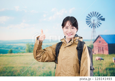 農村部を旅する若い女性 農村部を旅する若い女性 128141493