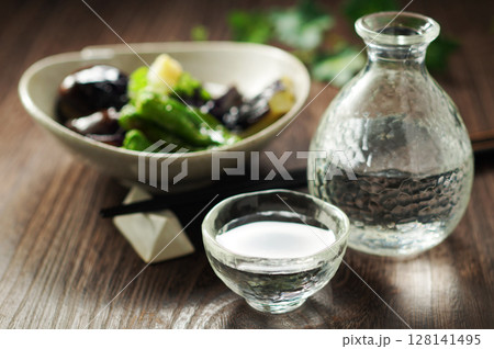 日本酒と茄子の揚げびたし 128141495