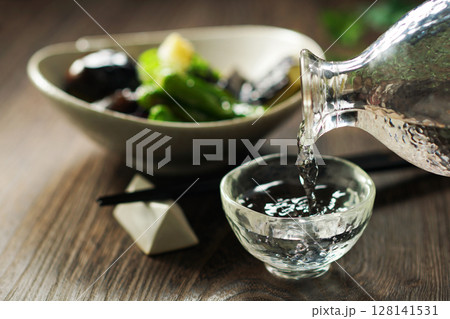 注がれる日本酒と茄子の揚げびたし 注がれる日本酒と茄子の揚げびたし 128141531