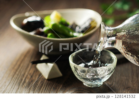 注がれる日本酒と茄子の揚げびたし 128141532