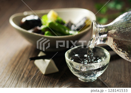 注がれる日本酒と茄子の揚げびたし 128141533