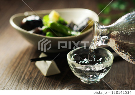 注がれる日本酒と茄子の揚げびたし 注がれる日本酒と茄子の揚げびたし 128141534