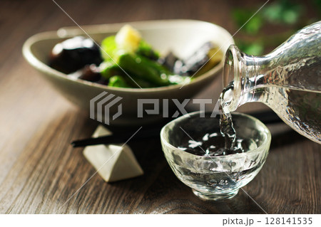 注がれる日本酒と茄子の揚げびたし 128141535