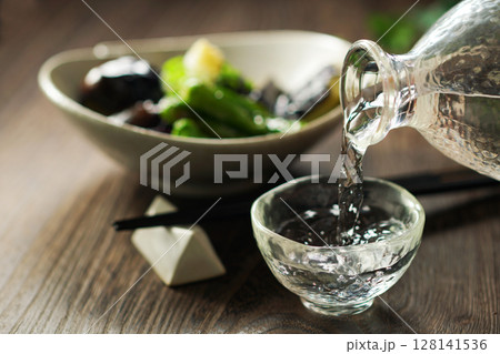 注がれる日本酒と茄子の揚げびたし 128141536