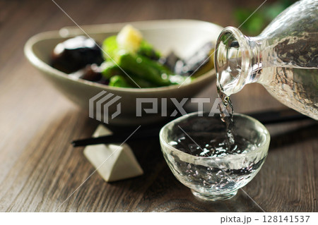 注がれる日本酒と茄子の揚げびたし 注がれる日本酒と茄子の揚げびたし 128141537