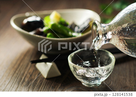 注がれる日本酒と茄子の揚げびたし 注がれる日本酒と茄子の揚げびたし 128141538