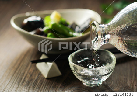 注がれる日本酒と茄子の揚げびたし 注がれる日本酒と茄子の揚げびたし 128141539