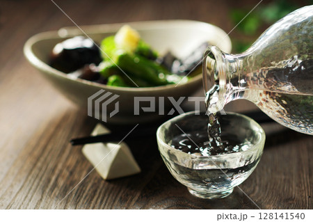 注がれる日本酒と茄子の揚げびたし 注がれる日本酒と茄子の揚げびたし 128141540