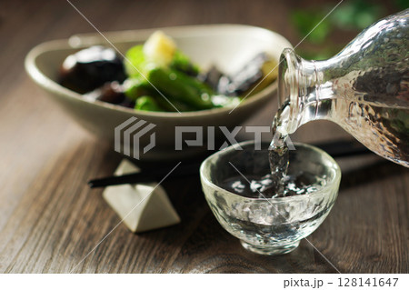 注がれる日本酒と茄子の揚げびたし 注がれる日本酒と茄子の揚げびたし 128141647