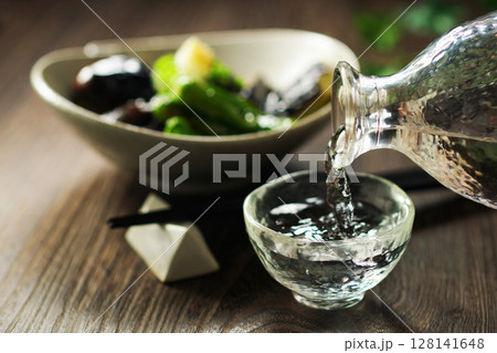 注がれる日本酒と茄子の揚げびたし 128141648