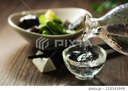 注がれる日本酒と茄子の揚げびたし 128141649