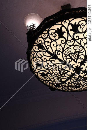 吊り下げられたレトロで豪華な天井照明 吊り下げられたレトロで豪華な天井照明 128141868