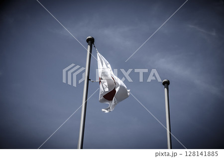 風でからまる日本国旗　迷走　制度の綻び　矛盾、不備　経済的停滞 128141885