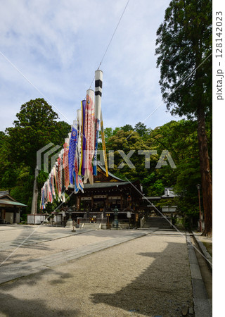 日牟禮八幡宮 鯉幟(こいのぼり) 日牟禮八幡宮 鯉幟(こいのぼり) 128142023