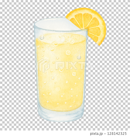 淡黃色碳酸飲料倒入玻璃杯中，有氣泡、檸檬片和冷凝水 128142325