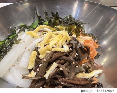 美味しそうな韓国料理のビビンバ 128142607