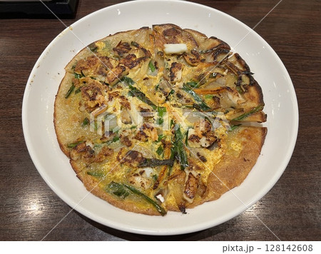 美味しそうな韓国料理の海鮮チヂミ 美味しそうな韓国料理の海鮮チヂミ 128142608