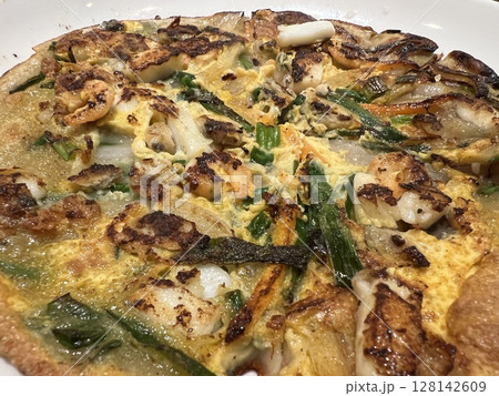 美味しそうな韓国料理の海鮮チヂミ 美味しそうな韓国料理の海鮮チヂミ 128142609