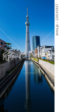 東京スカイツリー　北十間川に架かる十間橋（じゅっけんばし）からの風景 128142917