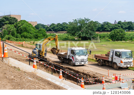 住宅街隣接の護岸工事 128143006