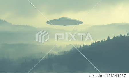 霧深い山の上空を浮遊するUFO、アニメ風 霧深い山の上空を浮遊するUFO、アニメ風 128143087