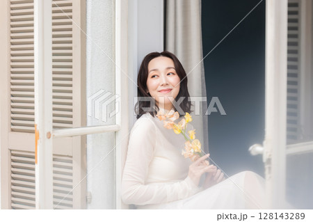 窓辺に座る女性 窓辺に座る女性 128143289